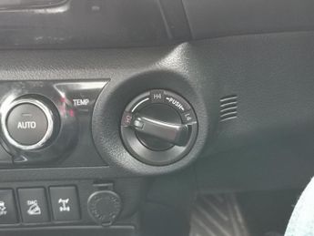 TOYOTA HI-LUX 2.4 D-4D Invincible X Pickup Double Cab 4dr Diesel Auto 4WD Euro