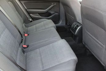 VOLKSWAGEN PASSAT 1.6 TDI SE Nav Saloon 4dr Diesel DSG Euro 6 (s/s) (120 ps)