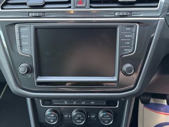 VOLKSWAGEN TIGUAN 2.0 TDI BlueMotion Tech SE Navigation SUV 5dr Diesel Manual Euro