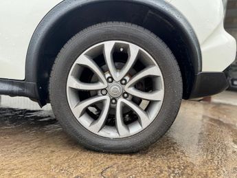 NISSAN JUKE 1.6 DIG-T Acenta Premium SUV 5dr Petrol XTRON 4WD Euro 5 (190 ps