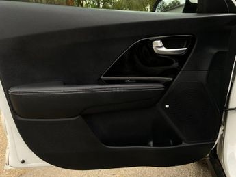 KIA NIRO 4 5d 202 BHP