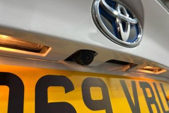 TOYOTA C-HR 1.8 VVT-h Icon SUV 5dr Petrol Hybrid CVT Euro 6 (s/s) (122 ps) 8