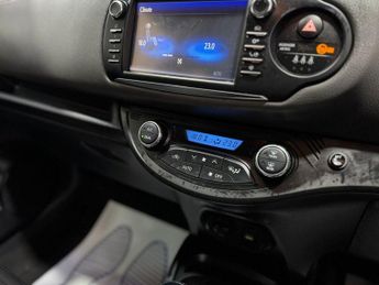 TOYOTA YARIS 1.5 VVT-h Icon Tech Hatchback 5dr Petrol Hybrid E-CVT Euro 6 (s/