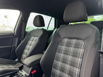 VOLKSWAGEN GOLF 2.0 TDI GTD Hatchback 5dr Diesel DSG Euro 6 (s/s) (184 ps) * HUG