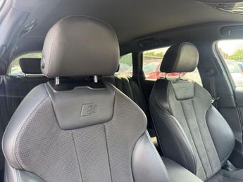 AUDI A4 AVANT 2.0 TDI 35 Black Edition Estate 5dr Diesel S Tronic Euro 6 (s/s)