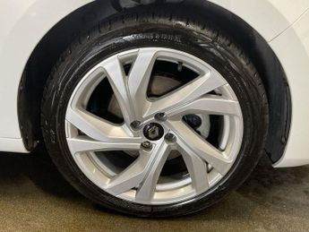 RENAULT CLIO 1.6 E-TECH E-Tech engineered Hatchback 5dr Petrol Hybrid Auto Eu