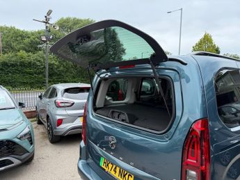 VAUXHALL Combo Life Electric 52kWh Ultimate MPV 5dr Electric Auto (7.4kW Charger) (136 ps)