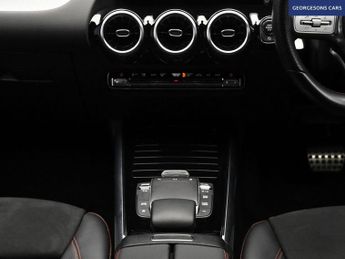 MERCEDES-BENZ GLA CLASS 1.3 GLA200 AMG Line SUV 5dr Petrol 7G-DCT Euro 6 (s/s) (163 ps)