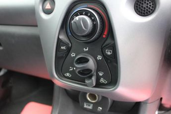 TOYOTA AYGO 1.0 VVT-i x-play Hatchback 5dr Petrol Manual Euro 6 (71 ps)
