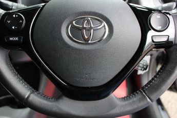 TOYOTA AYGO 1.0 VVT-i x-play Hatchback 5dr Petrol Manual Euro 6 (71 ps)