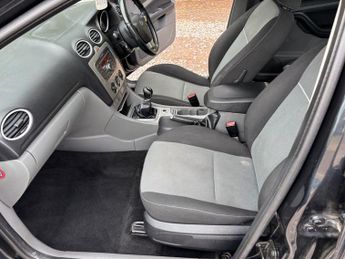 FORD FOCUS 1.6 Zetec Hatchback 5dr Petrol Manual (161 g/km, 99 bhp)