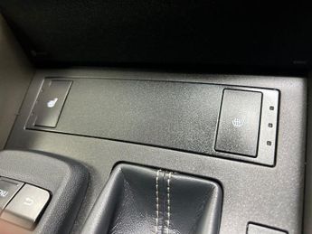 LEXUS IS 2.5 300h Saloon 4dr Petrol Hybrid E-CVT Euro 6 (s/s) (223 ps)