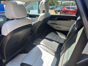 KIA SORENTO 2.2 CRDi KX-4 SUV 5dr Diesel Auto AWD Euro 6 (197 bhp)