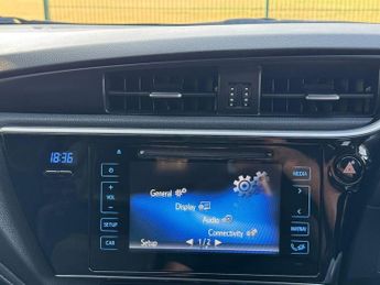 TOYOTA AURIS 1.8 VVT-h Excel Hatchback 5dr Petrol Hybrid CVT Euro 6 (s/s) (13