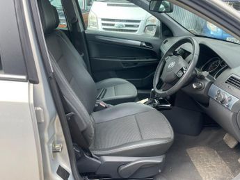 VAUXHALL ASTRA 1.8i 16v Design Estate 5dr Petrol Automatic (187 g/km, 138 bhp)