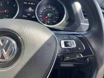 VOLKSWAGEN TIGUAN 2.0 TDI BlueMotion Tech SE Navigation SUV 5dr Diesel DSG 4Motion