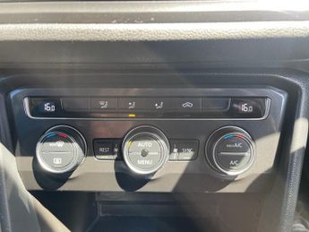 VOLKSWAGEN TIGUAN 2.0 TDI BlueMotion Tech SE Navigation SUV 5dr Diesel DSG 4Motion