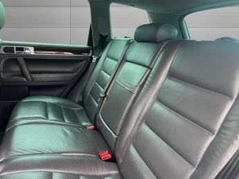 VOLKSWAGEN TOUAREG 3.0 TDI V6 Altitude SUV 5dr Diesel Automatic (294 g/km, 222 bhp)