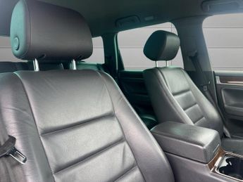 VOLKSWAGEN TOUAREG 3.0 TDI V6 Altitude SUV 5dr Diesel Automatic (294 g/km, 222 bhp)