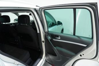 VOLKSWAGEN TIGUAN 2.0 TDI BlueMotion Tech SE SUV 5dr Diesel DSG 4WD Euro 5 (s/s) (