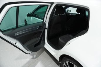 VOLKSWAGEN GOLF 2.0 TDI R-Line Hatchback 5dr Diesel DSG Euro 6 (s/s) (150 ps)