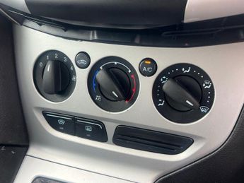 FORD FOCUS 1.6 Zetec Estate 5dr Petrol Powershift Euro 5 (125 ps)