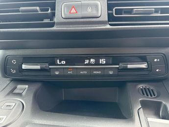 VAUXHALL Combo Life Electric 52kWh Ultimate MPV 5dr Electric Auto (7.4kW Charger) (136 ps)