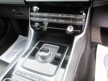 JAGUAR XE 2.0d R-Sport Saloon 4dr Diesel Auto AWD Euro 6 (s/s) (240 ps)