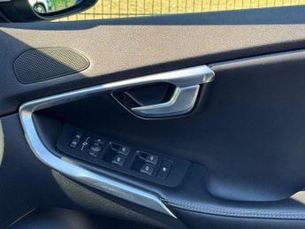 VOLVO V40 2.0 T2 R-Design Hatchback 5dr Petrol Manual Euro 6 (s/s) (122 ps