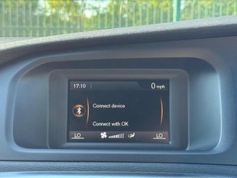 VOLVO V40 2.0 T2 R-Design Hatchback 5dr Petrol Manual Euro 6 (s/s) (122 ps