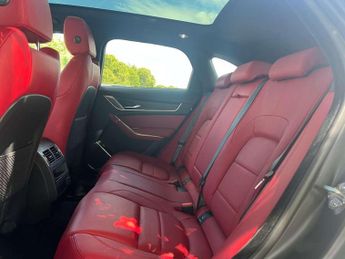 JAGUAR F-PACE 2.0 F-PACE R-Dynamic Black PHEV AWD Auto 4WD 5dr