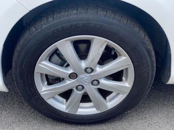 TOYOTA YARIS 1.5 VVT-h T4 Hatchback 5dr Petrol Hybrid CVT Euro 5 (101 ps)