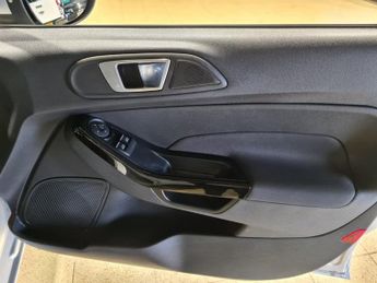 FORD FIESTA 1.0T EcoBoost Zetec Hatchback 5dr Petrol Powershift Euro 6 (100 