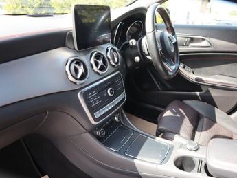 MERCEDES-BENZ 180 2.1 GLA220d AMG Line (Premium) SUV 5dr Diesel 7G-DCT 4MATIC Euro
