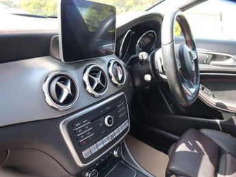 MERCEDES-BENZ 180 2.1 GLA220d AMG Line (Premium) SUV 5dr Diesel 7G-DCT 4MATIC Euro