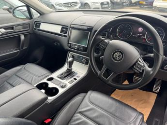 VOLKSWAGEN TOUAREG 3.0 TDI V6 BlueMotion Tech R-Line SUV 5dr Diesel Tiptronic 4WD E