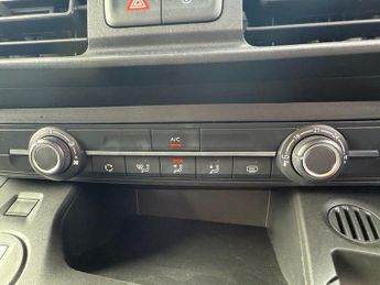 VAUXHALL Combo Life Electric 52kWh Design XL MPV 5dr Electric Auto (7.4kW Charger) (136 ps)