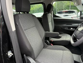 VAUXHALL Combo Life Electric 52kWh Design XL MPV 5dr Electric Auto (7.4kW Charger) (136 ps)