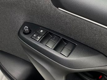 TOYOTA YARIS 1.5 VVT-h Design Hatchback 5dr Petrol Hybrid E-CVT Euro 6 (s/s) 
