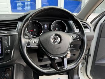 VOLKSWAGEN TIGUAN 2.0 TDI BlueMotion Tech SE Navigation SUV 5dr Diesel DSG 4Motion