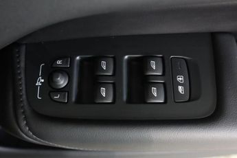 VOLVO XC60 2.0 B5 MHEV Plus Auto AWD Euro 6 (s/s) 5dr