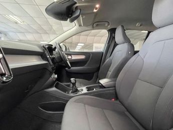 VOLVO XC40 1.5 T3 Momentum SUV 5dr Petrol Manual Euro 6 (s/s) (163 ps)