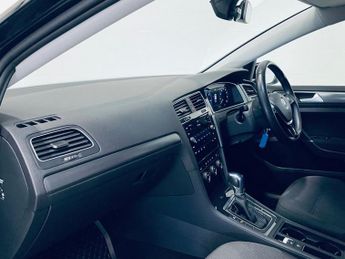 VOLKSWAGEN E-GOLF 35.8kWh e-Golf Hatchback 5dr Electric Auto (136 ps)