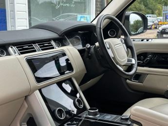 LAND ROVER RANGE ROVER 3.0 SD V6 Vogue SUV 5dr Diesel Auto 4WD Euro 6 (s/s) (275 ps)