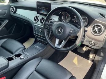 MERCEDES-BENZ GLA 2.1 GLA220d Sport (Executive) SUV 5dr Diesel 7G-DCT 4MATIC Euro 