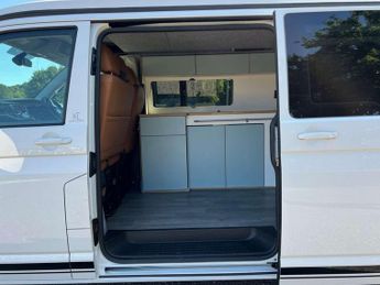 VOLKSWAGEN TRANSPORTER 2.0 Transporter T30 Highline LWB TDI Semi-Auto Campervan