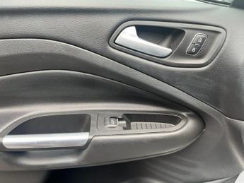 FORD KUGA 2.0 TDCi ST-Line SUV 5dr Diesel Powershift Euro 6 (120 ps)