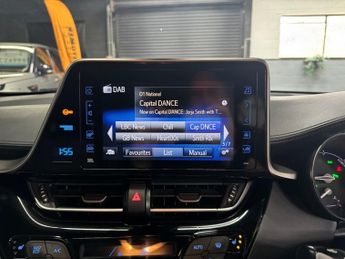 TOYOTA C-HR 1.8 VVT-h Dynamic SUV 5dr Petrol Hybrid CVT Euro 6 (s/s) (122 ps