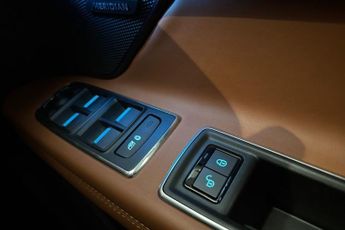 JAGUAR XF 2.0d Portfolio Saloon 4dr Diesel Auto Euro 6 (s/s) (180 ps) Low 