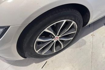 JAGUAR XF 2.0d Portfolio Saloon 4dr Diesel Auto Euro 6 (s/s) (180 ps) Low 